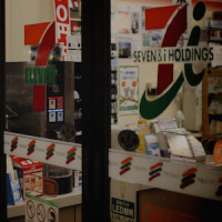 なぜ日本の店員さんは大声で 接客用語を唱和しているのか？！