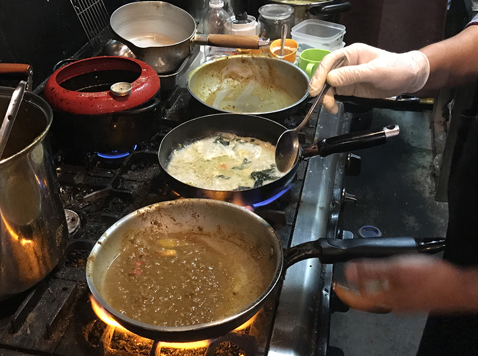 カレーにスパイスを投入