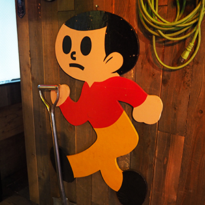 スコップを持った少年