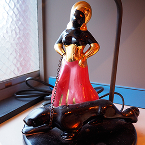 動物の散歩をしている女性